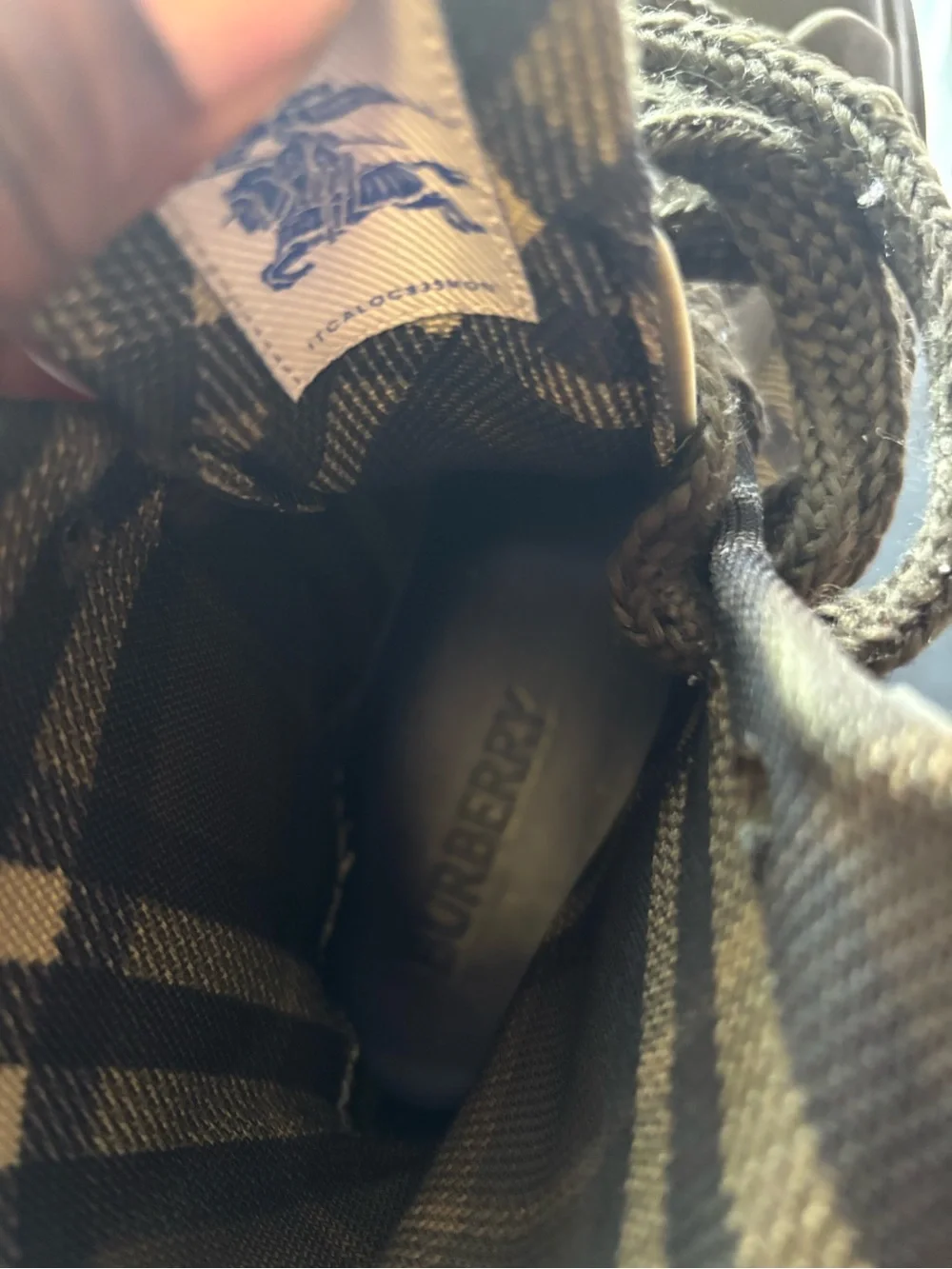 Authentic Men Burberry boot. Very beautiful for all occasions